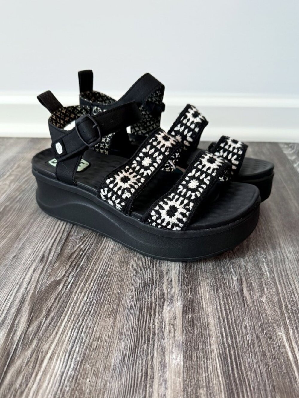 Hey Dude Delray Buckle Cottage Crochet Platform Sandal Black White Women's 8 NWT